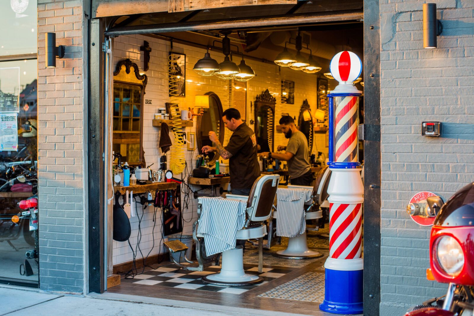Barbería con ambiente profesional y moderno