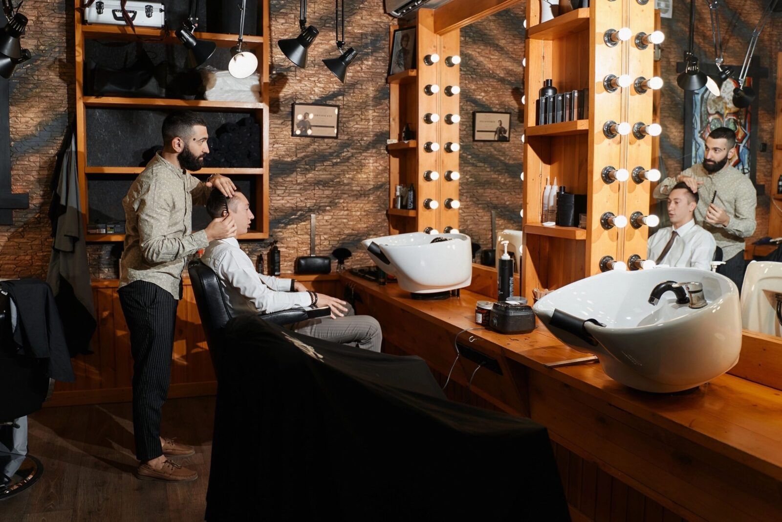 Barberos y profesionales de peluquería en el salón