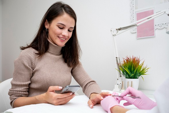 ¿Cómo atraer clientas para uñas?