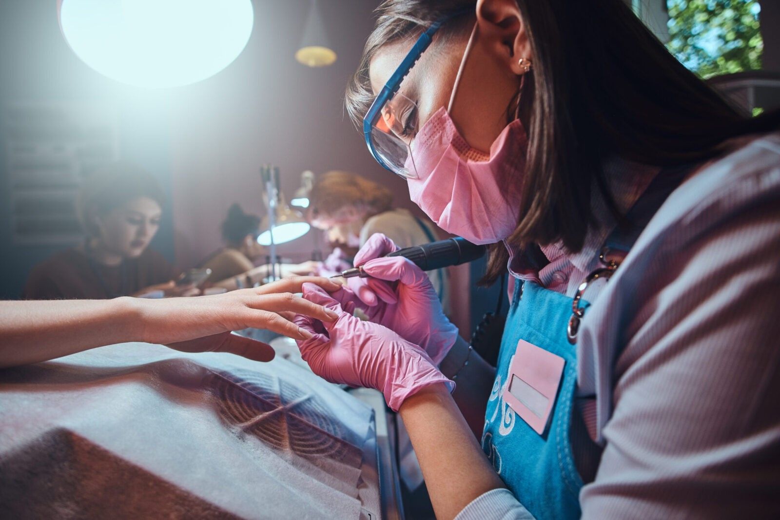 Manicurista trabajando con atención al detalle