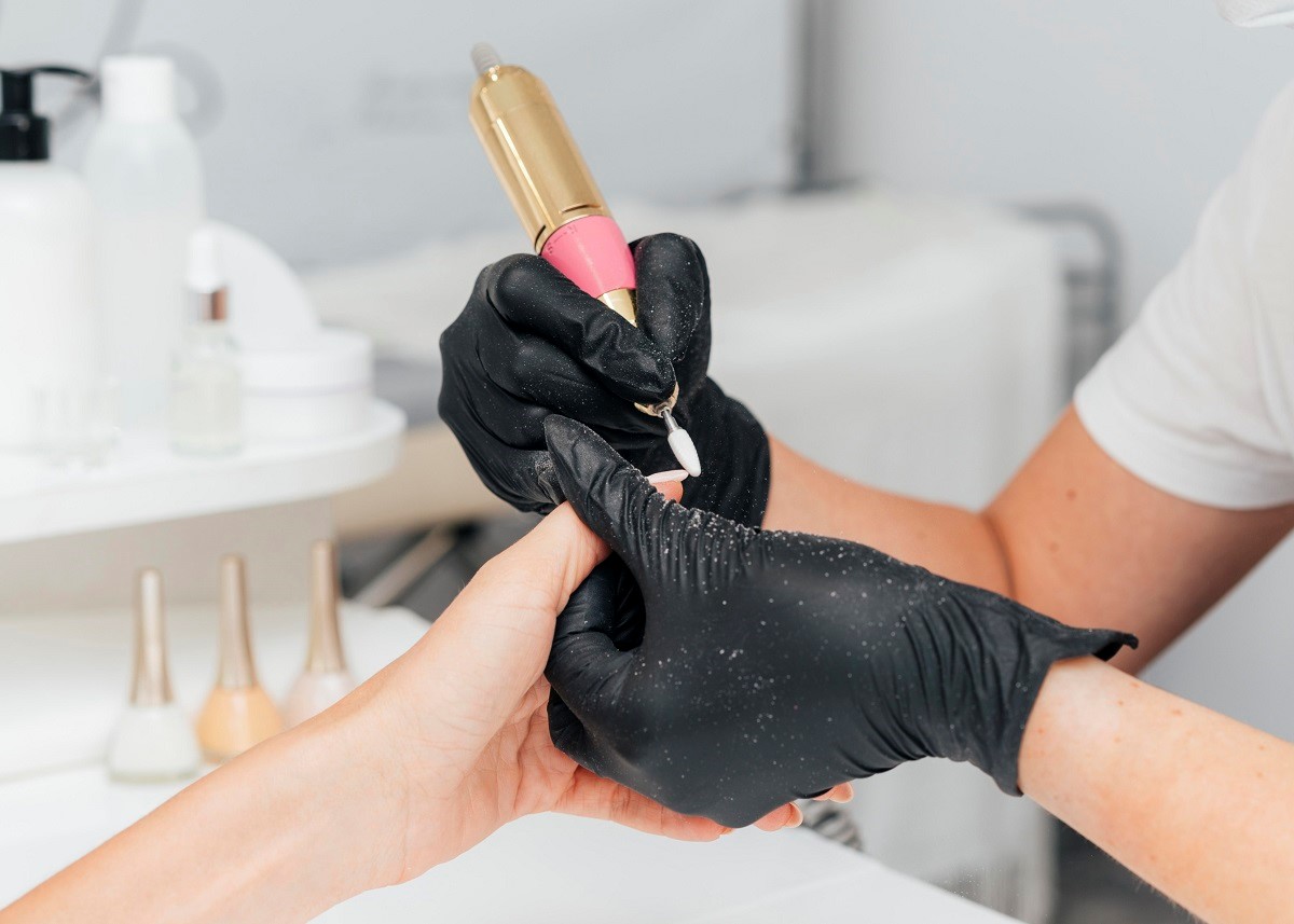 Cómo calcular los precios de servicios de manicura
