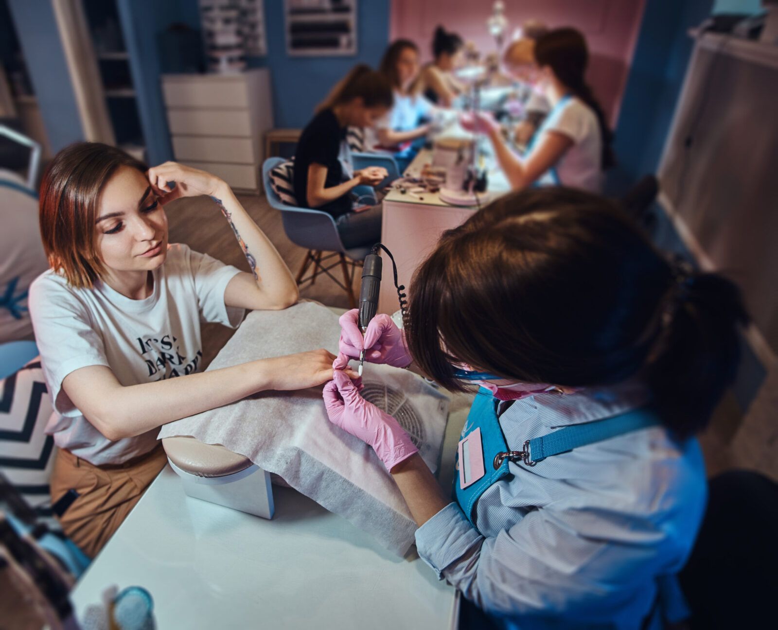Proceso de manicura en centro de belleza